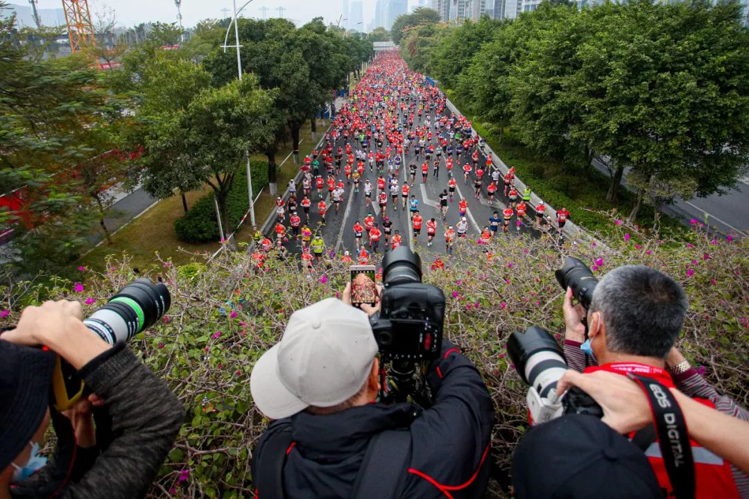 2020广州马拉松收官,贾俄仁加2:15:08夺冠,2万跑者成就年度最大规模全