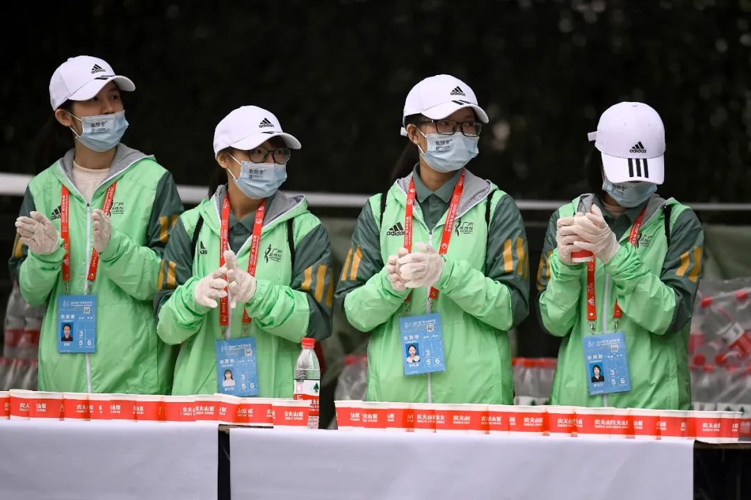 热情阳光的笑容感染每一名选手 广马不会忘记——每一位裁判及志愿者