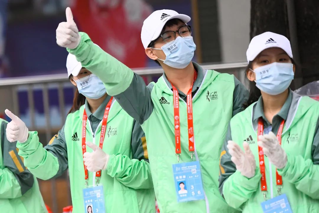 热情阳光的笑容感染每一名选手 广马不会忘记——每一位裁判及志愿者