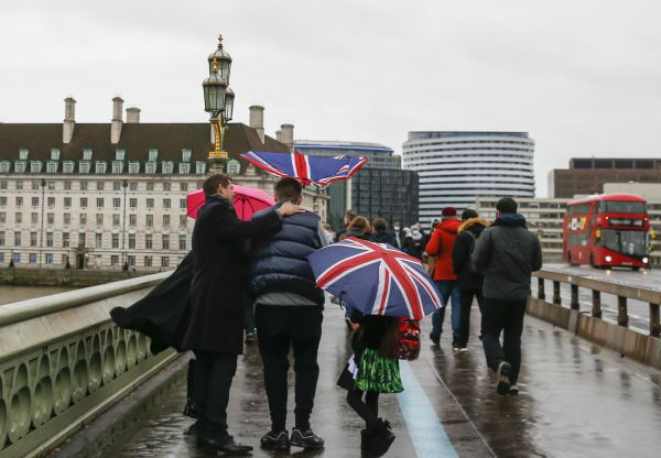 海军“护渔”民众“囤粮” 英提前布局防备“硬脱欧”