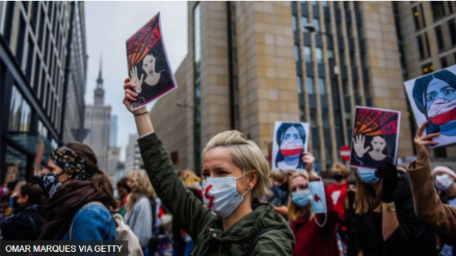 波兰新堕胎法规引抗议：胎儿严重畸形也不能手术 孕妇被迫出国