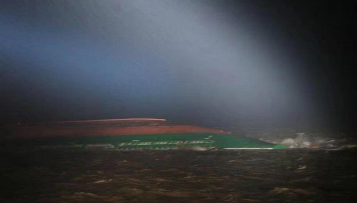 长江口两集装箱船碰撞一船翻扣 8人获救3人遇难5人失踪