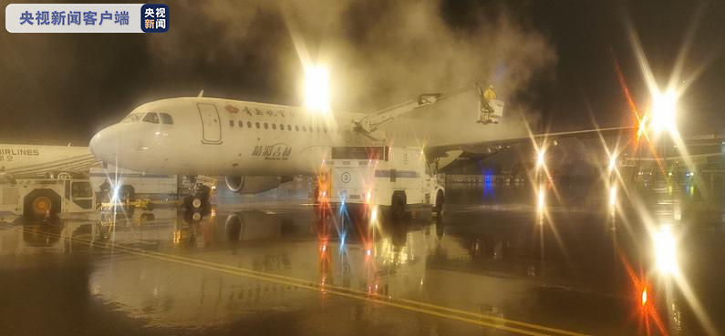 初雪导致湖南长沙黄花机场航班大面积延误 已取消航班14架次