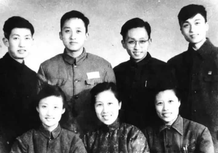 ·黃傢兄妹。前排左一為黃宗英。