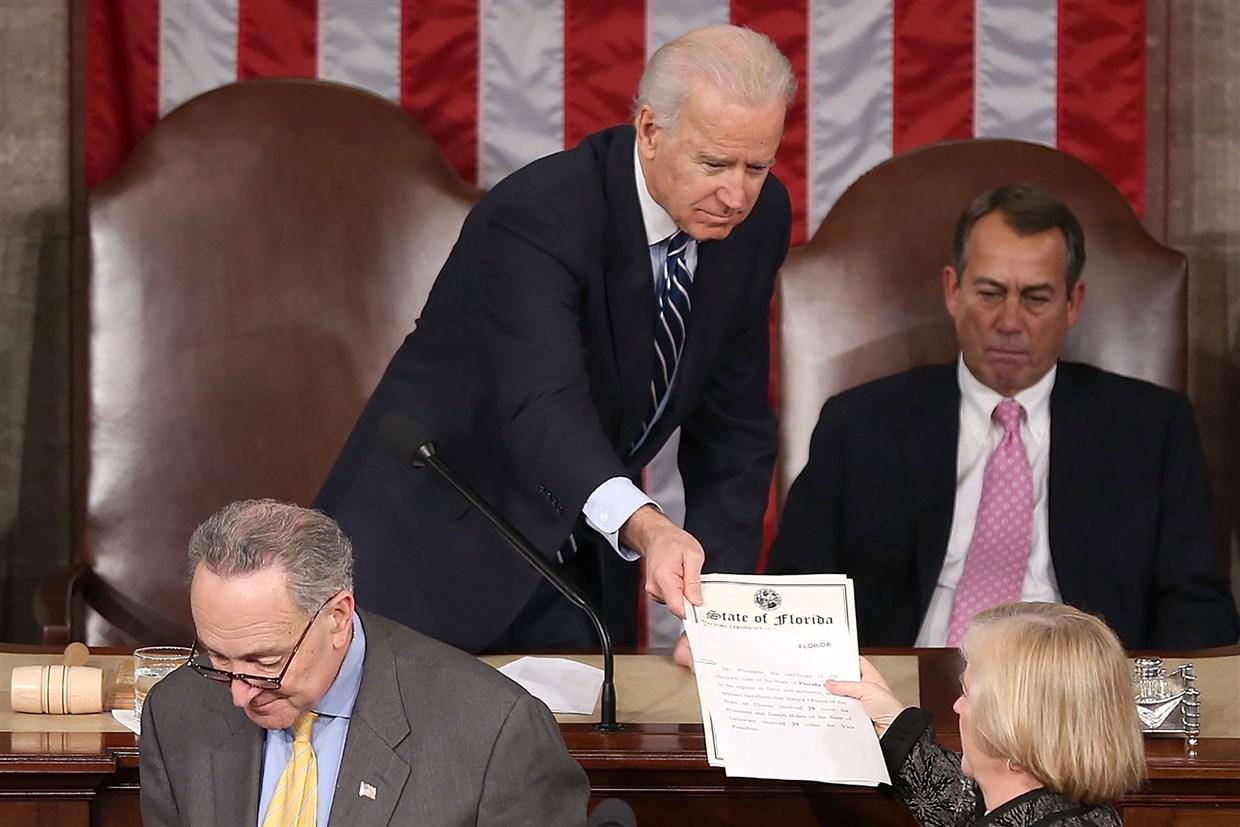↑2013年1月4日，国会联合会议上，时任副总统、参议院议长拜登将选举人团投票证书交给密歇根州共和党众议员坎迪斯·米勒 图据NBC新闻