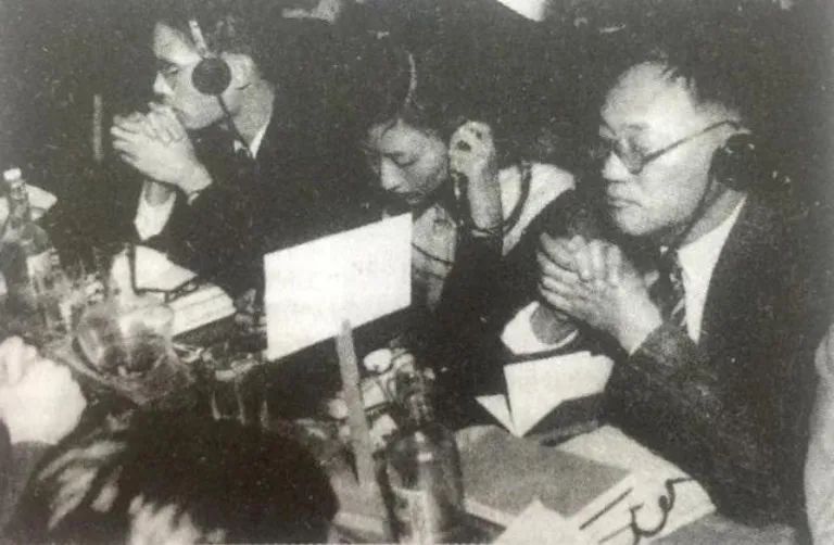 ·1950年，巴金（右一）、黃宗英（中）在波蘭第二屆世界保衛和平大會上。