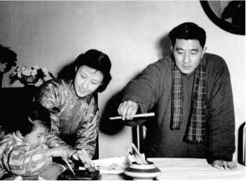 ·趙丹（右）、黃宗英（中）和孩子的合照。