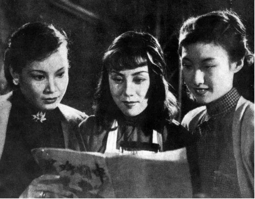 ·《麗人行》劇照。（右一為黃宗英）