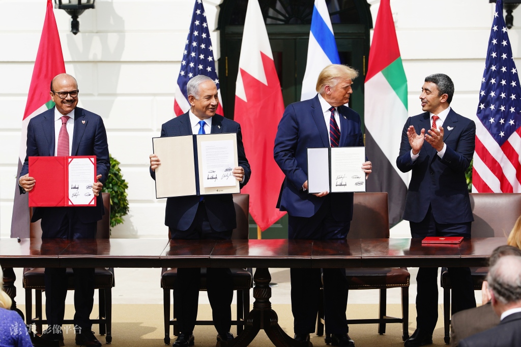 当地时间2020年9月15日，特朗普在白宫主持了阿联酋、以色列、巴林的外交关系正常化协议的签署仪式 图源：澎湃影像