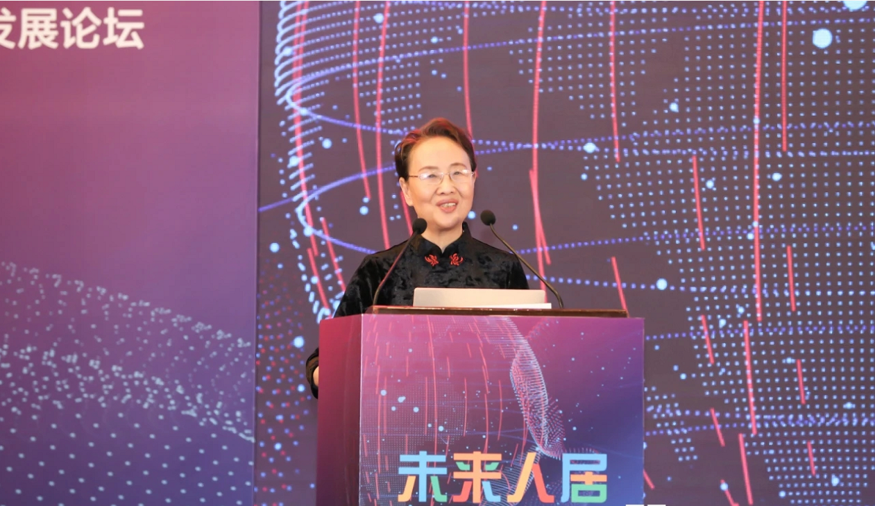 图为全联房地产商会创会会长聂梅生在论坛上发言.