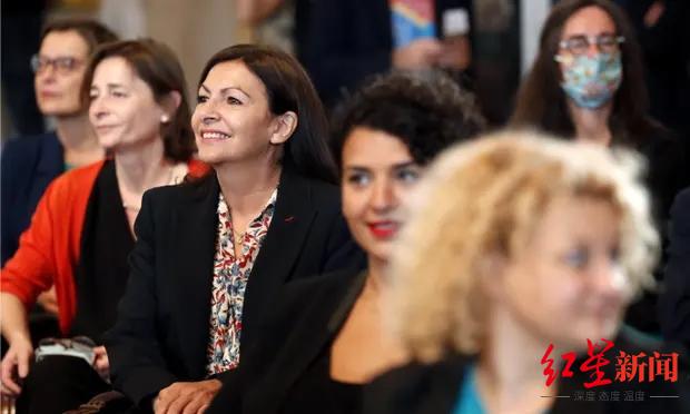 ▲巴黎市长安妮·伊达尔戈（中）及市政府部分女性管理人员在一次议会会议上。图据美联社