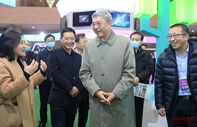 尹弘在参观启迪企业年展时强调推动更多创新型企业落户河南