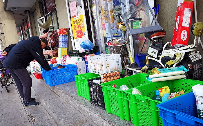 美团优选、多多买菜社区团购自提点（图片来源：cfp）