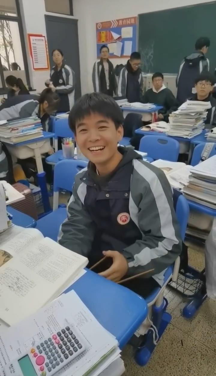 杭州高一男生自学编织课间赶织围巾送给妈妈当生日礼物