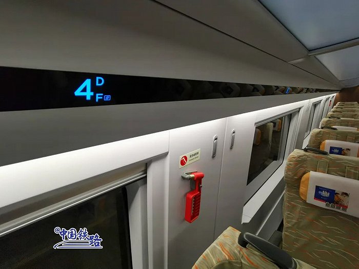 cr300bf行李架过道边缘设置了250个座位显示器.