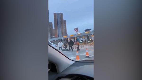 10)今早(12月17日),多名市民向华商报-二三里资讯记者反映在咸阳高速