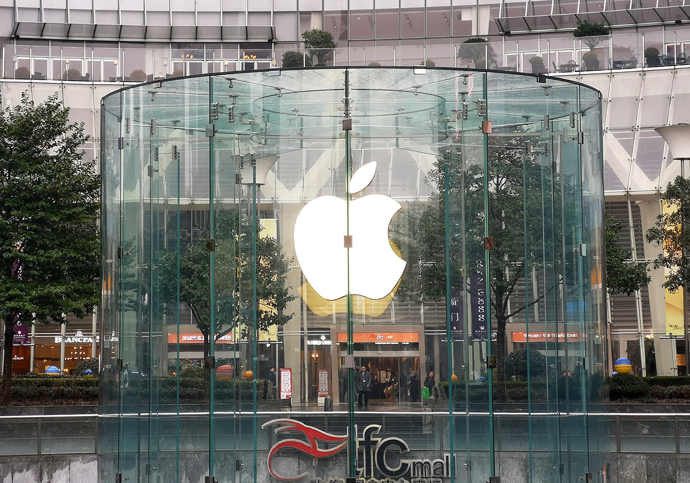 杠上了！Facebook整版广告抨击苹果:为了利润威胁上百万的小企业