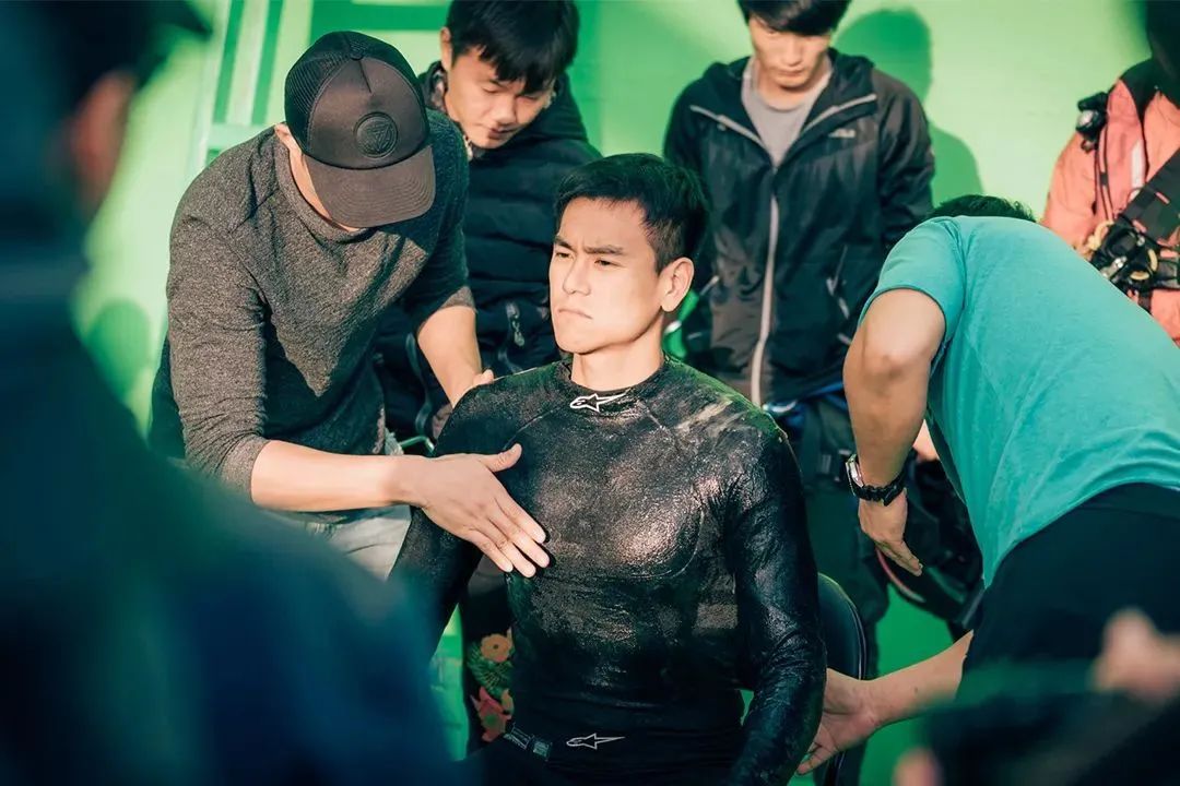 彭于晏拍电影每天晨跑8公里;东北小伙-20℃跑步变圣诞老人