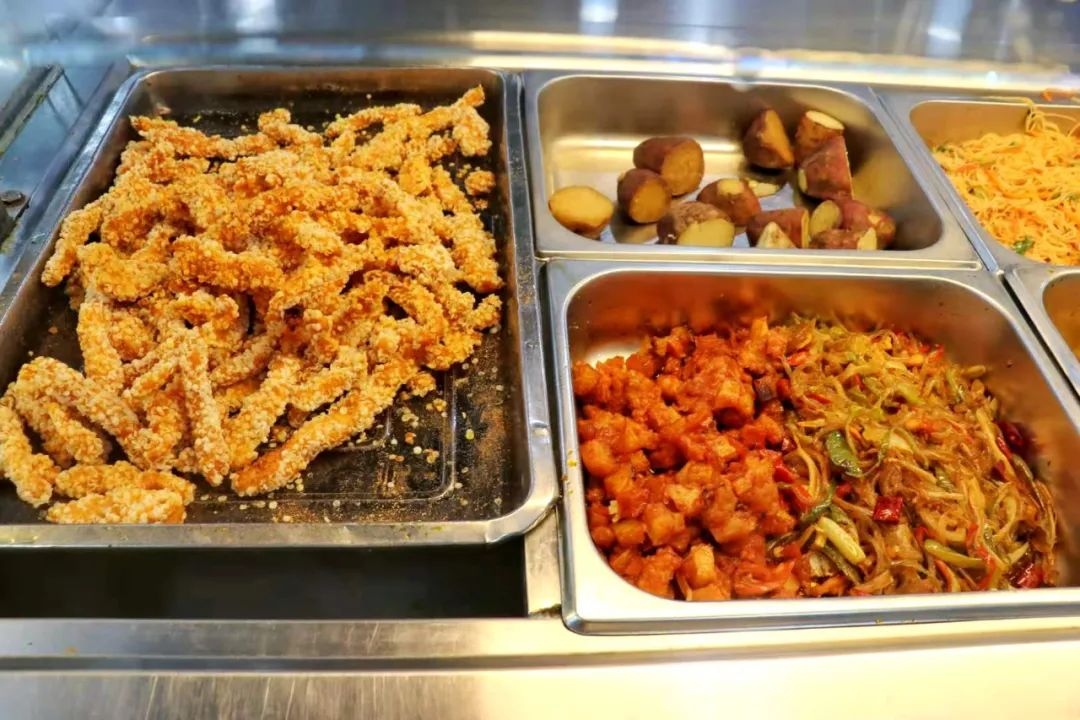 共赴盛宴烧花鸭,烧雏鸡儿,烧子鹅~在去食堂的路途上我们呢喃到放学