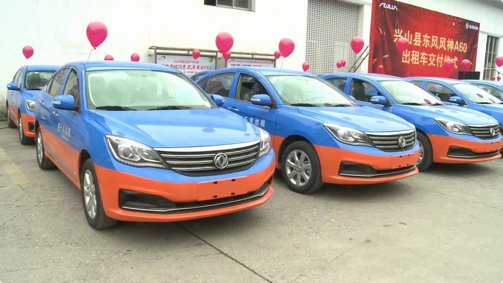 交付兴山的东风风神a60出租车 记者 刘旭刚/摄
