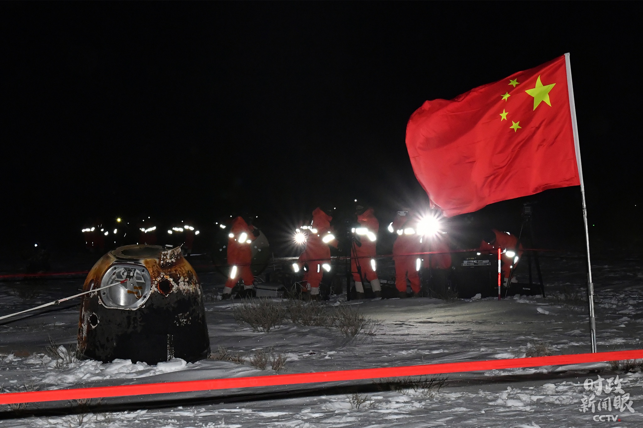 △12月17日凌晨，嫦娥五号返回器携带月球样品安全着陆。习近平总书记在贺电中指出，这是发挥新型举国体制优势攻坚克难取得的又一重大成就。