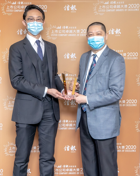 图为渤海银行香港分行副行长唐晓宁代表该行接受奖杯