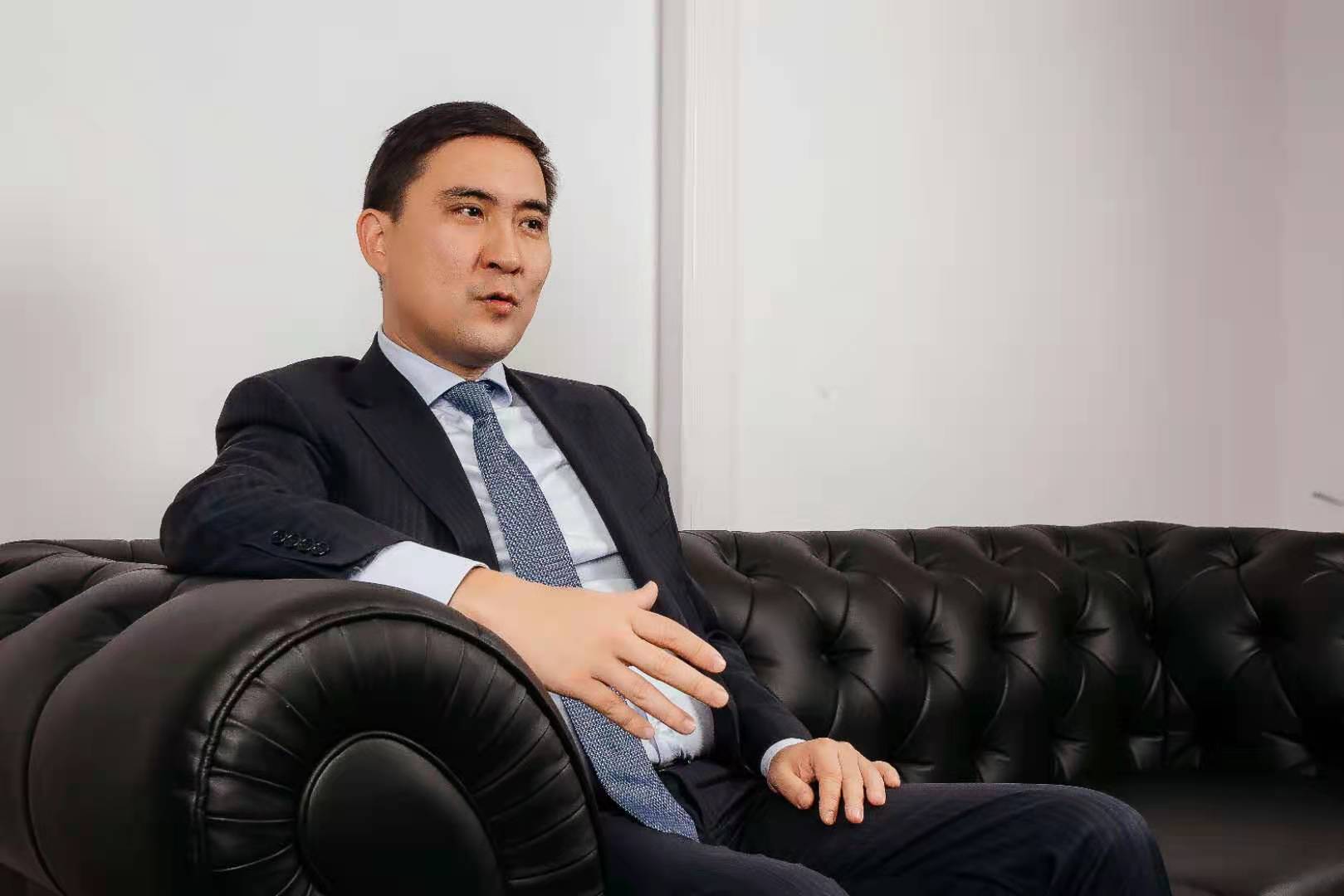 日前,哈萨克斯坦贸易与一体化部副部长阿扎马特·阿斯卡鲁雷在接受本