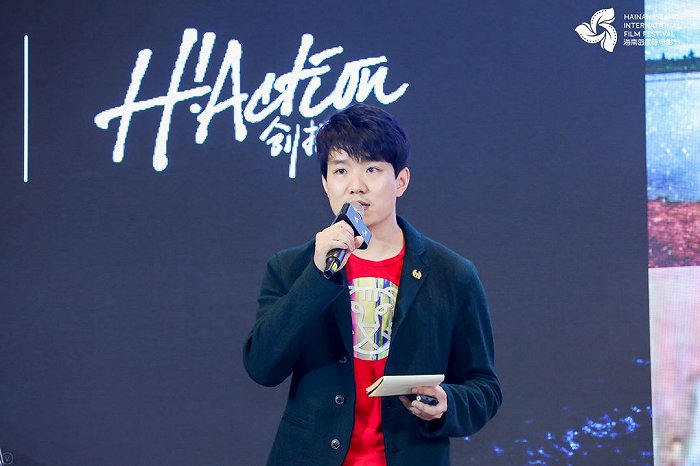 导演梁鸣在H！Action创投会上图片来源：海南岛国际电影节官方