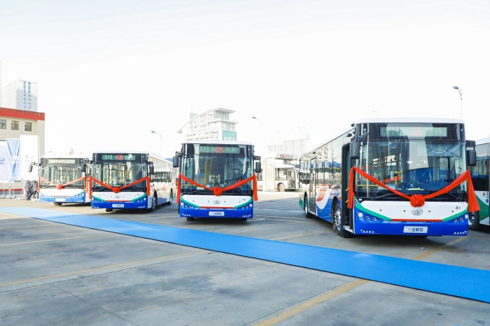 青岛街头最靓的仔来了！142辆解放纯电动公交上线运营