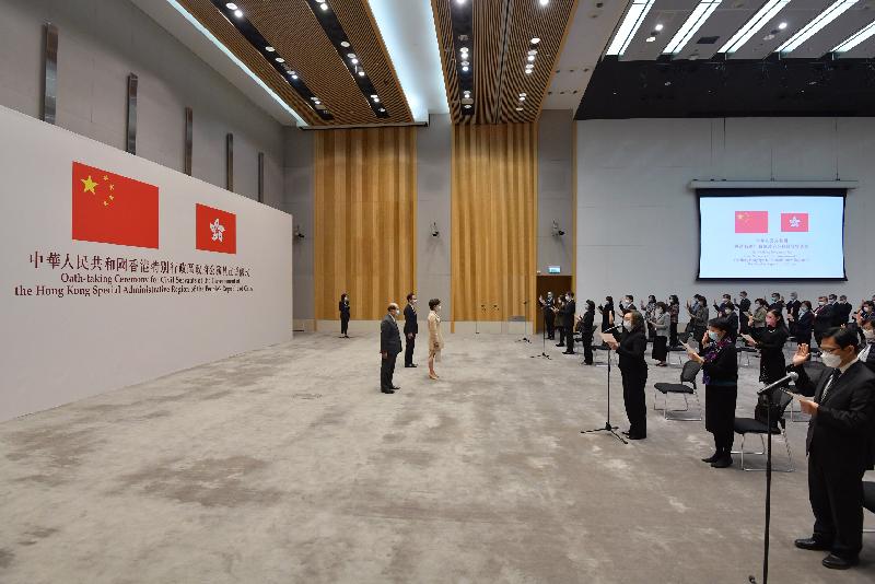香港特区常任秘书长 部门首长等公务员宣誓 图 香港 新浪军事 新浪网 香港特区常任秘书长 部门首长等公务员宣誓 图 香港 新浪军事 新浪网