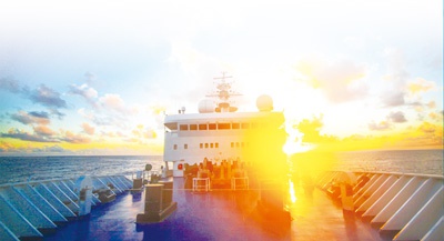 霞光下的远望3号船。亓 创摄