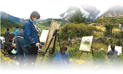 美术爱好者在扎尕那村写生。资料图片
