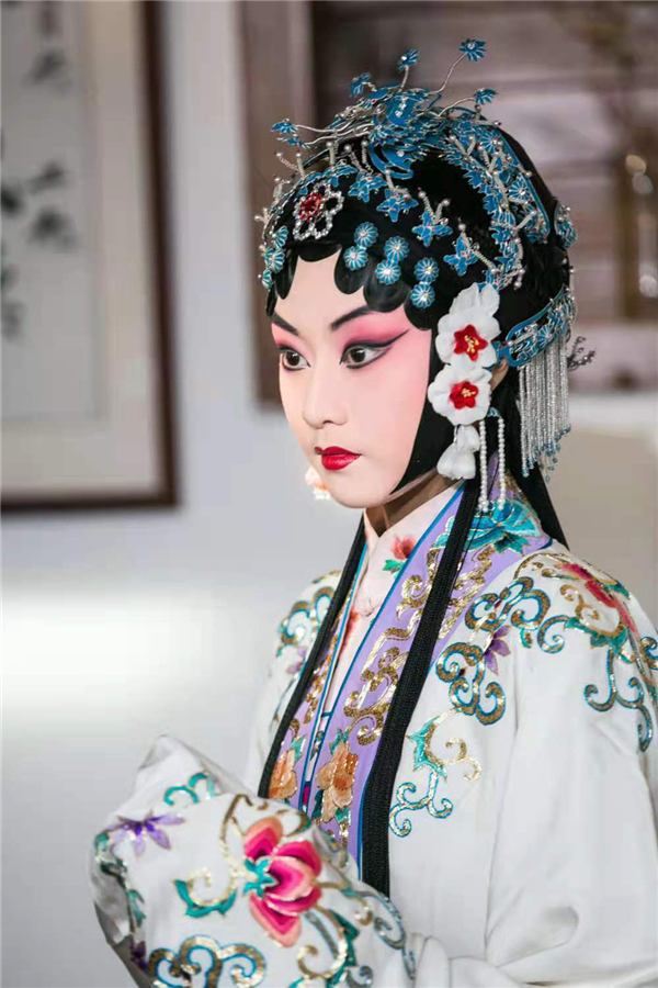 一妆一发皆是艺术陌陌直播间揭秘京剧国粹后台之美