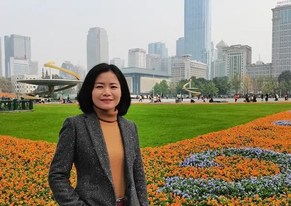 迎接党代会代表风采做一个让学生记住的老师杨青的故事