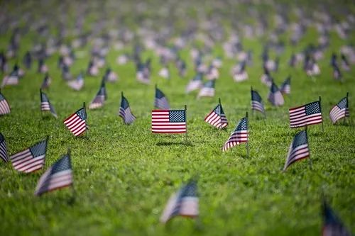 9月22日，2万面美国国旗摆放在华盛顿纪念碑附近悼念20万新冠逝者（图片来源：新华社记者 刘杰 摄）