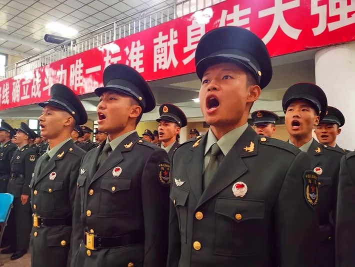 我宣誓……"近日,南部战区陆军某海防旅新兵团为全体新兵举行授衔仪式