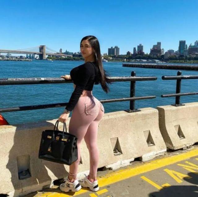 女网红翘臀整形手术后死亡上千万人前来悼念