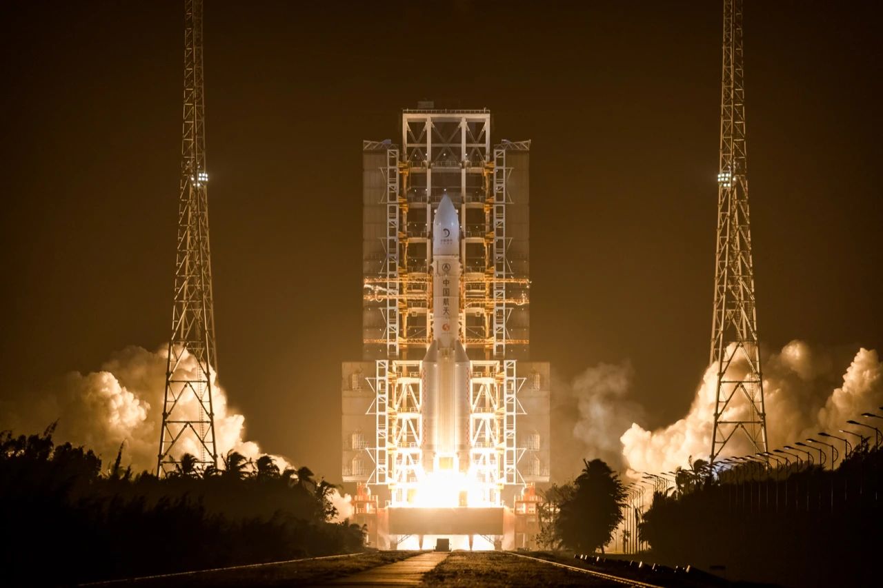△2020年11月24日4时30分，长征五号遥五运载火箭在中国文昌航天发射场点火升空，运送嫦娥五号探测器至地月转移轨道。