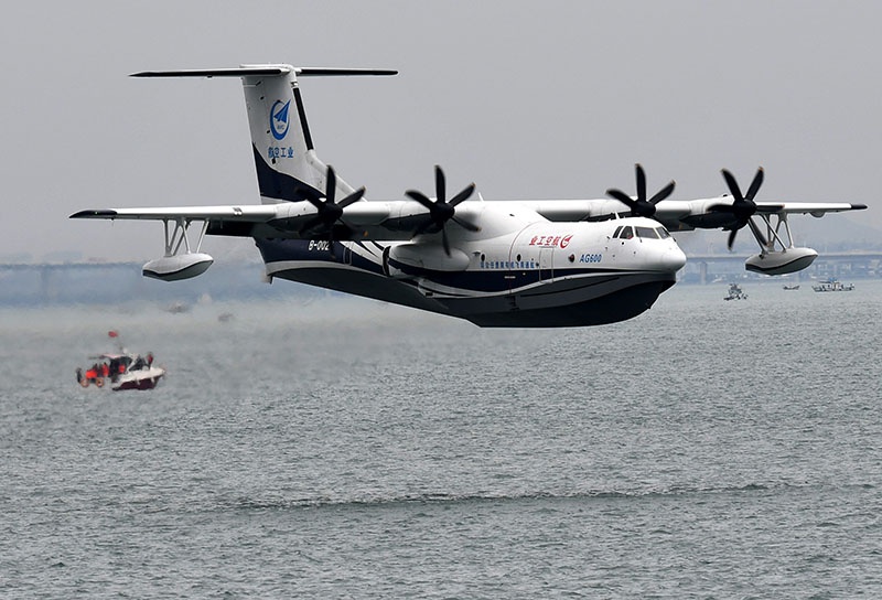 △2020年7月26日，中国自主研制的大型水陆两栖飞机AG600在山东青岛团岛海域成功实现海上首飞。