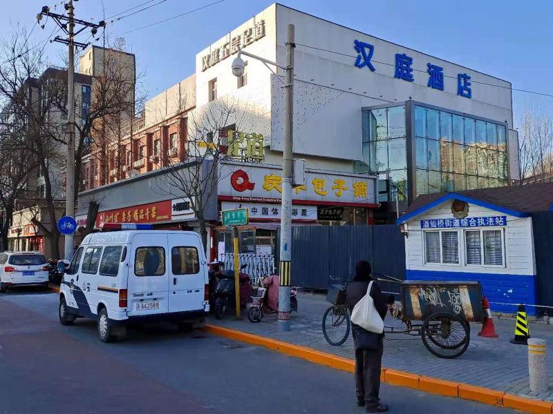 北京朝阳出现病例的酒店现场：旁边10余家店铺贴上封条