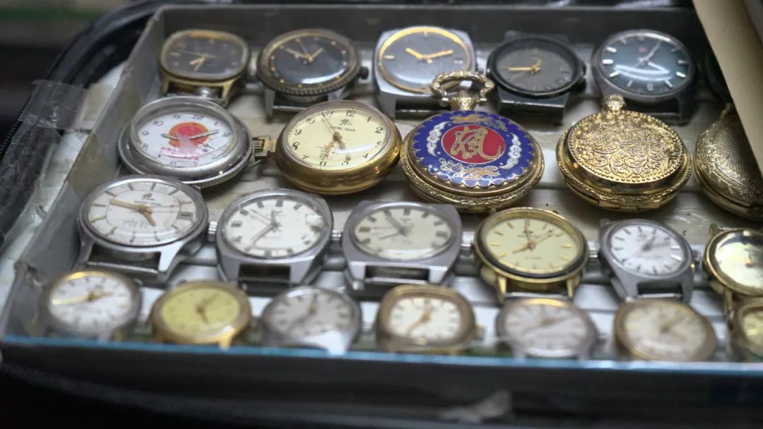 参展的100多件(套)展览品中,有一组手表格外引人注目,那就是黄庚年