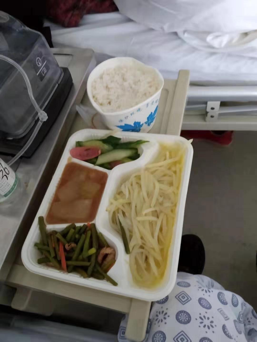 王燕向记者挑供王伟拍摄的武汉市金银潭医院伙食照片(改善前)