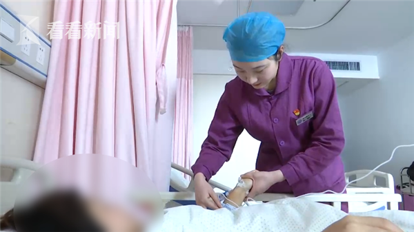 产妇脐带脱垂 助产士全程跪地完成"生命托举"