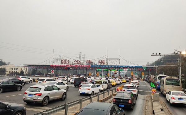 随着车流量逐渐增加,g93成渝环线高速公路(遂渝)沙坪坝收费站高峰时段