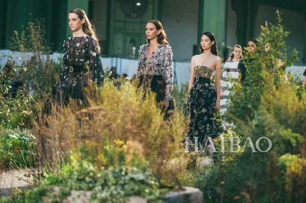 香奈儿2020春夏高级定制服系列发布会舞台为巴黎的古典花园