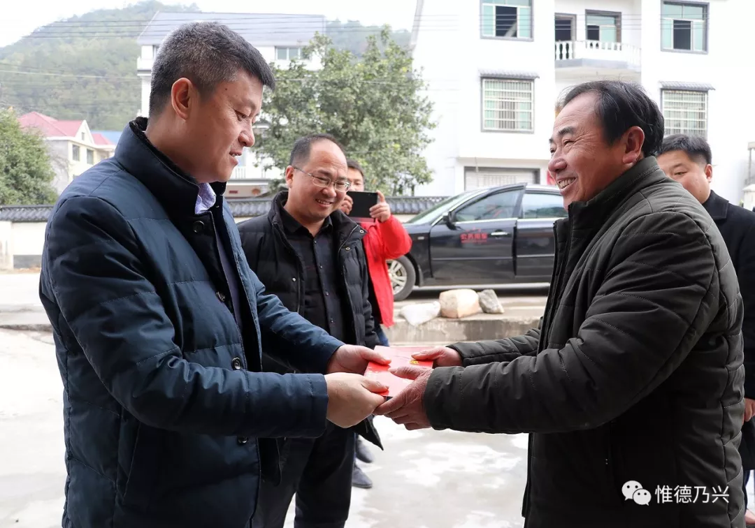 【新春走基层】德兴市委常委吴拥军走访慰问扶贫干部