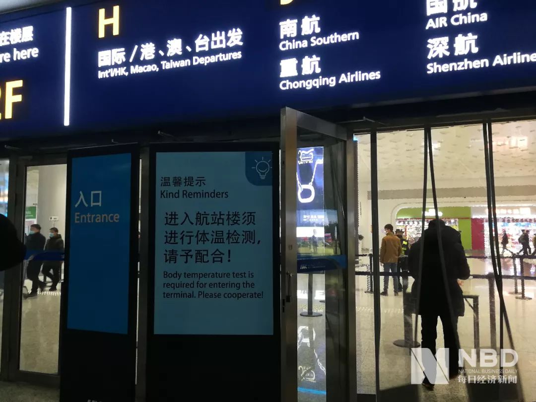 武汉天河机场进出均需检测体温 图片来源：每经记者 陈晴 摄