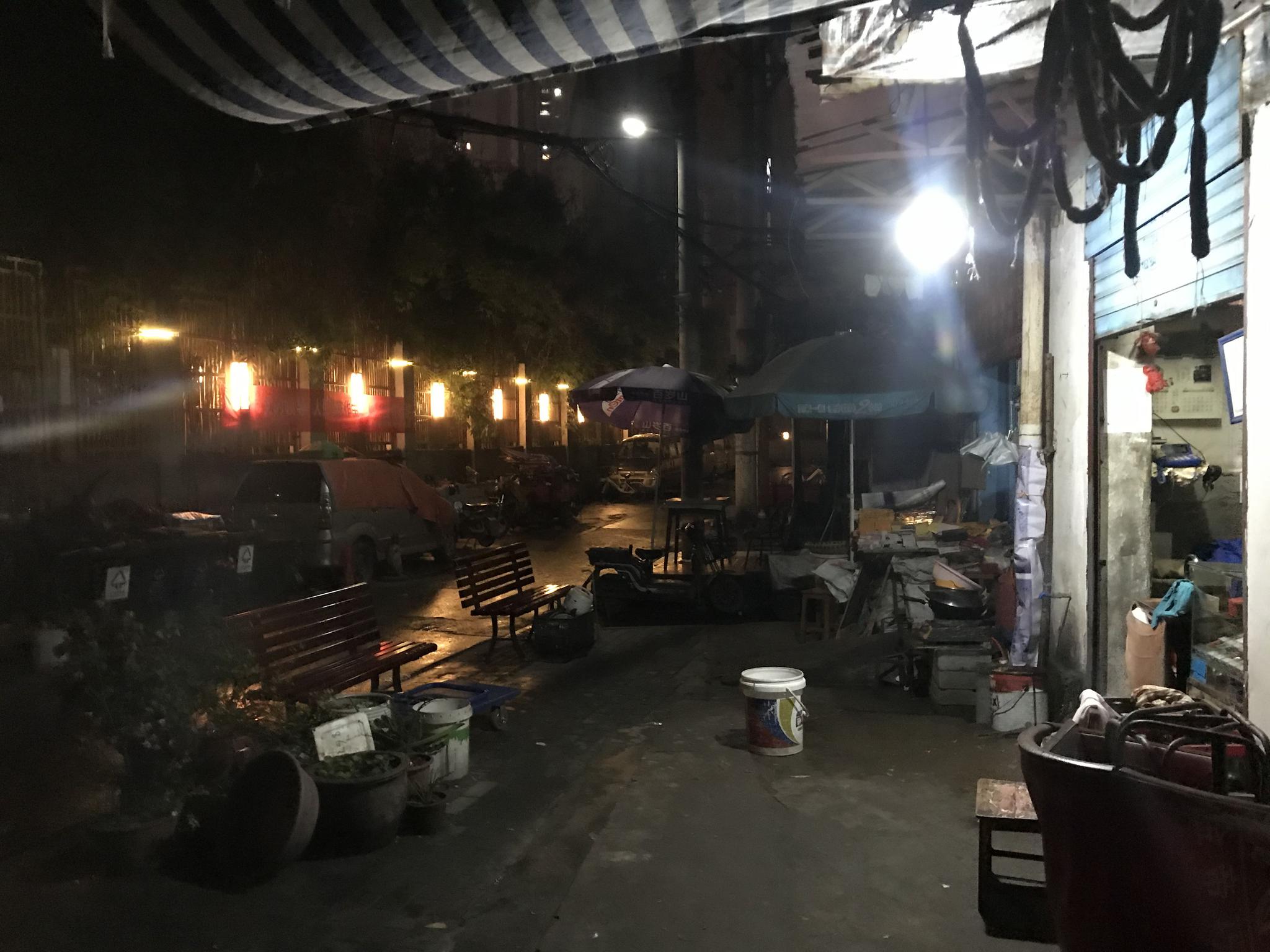  熊一军（化名）生前每天早上来到华南海鲜市场东区北侧巷子和街坊下象棋。 摄