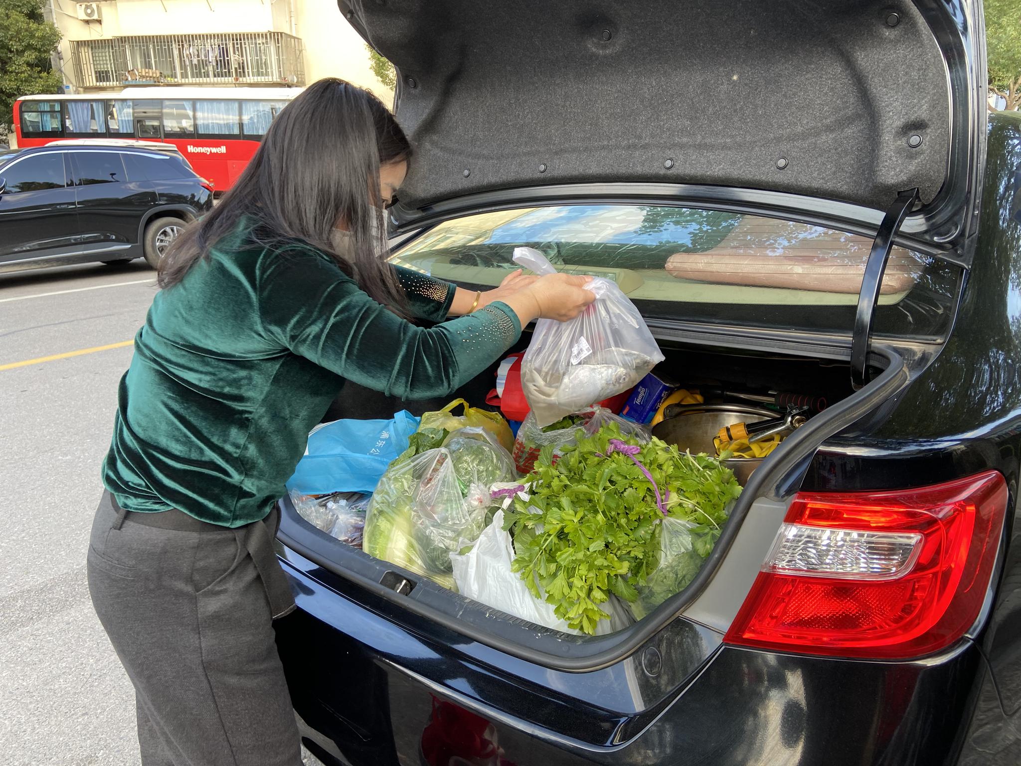 杨女士给父母送菜