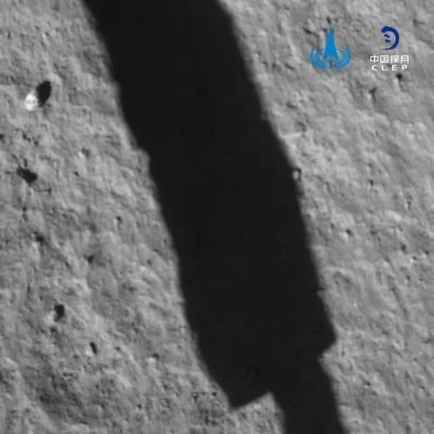 ▲嫦娥五号探测器软着陆后降落相机拍摄的图像